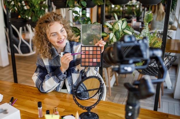 Mujer bonita caucásica, grabación de vlogger de belleza profesional maquillaje tutorial para compartir en las redes sociales