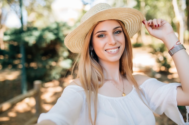 Mujer bonita caucásica tomando un selfie caminando en la ciudad en vacaciones