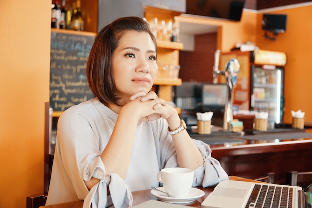 Mujer bonita en coffeeshop