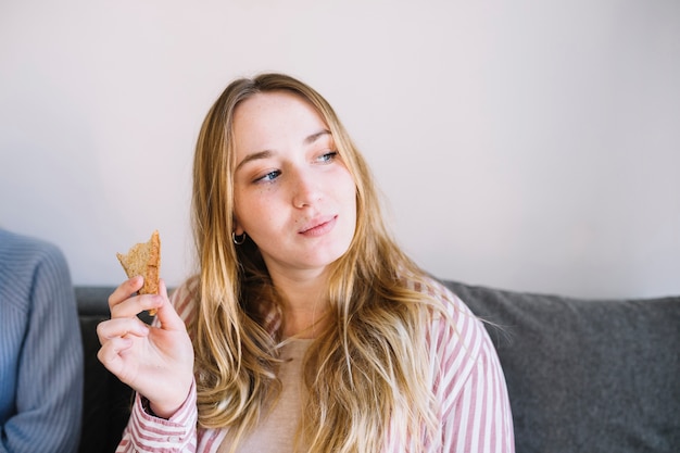 Foto gratuita mujer bonita con crouton