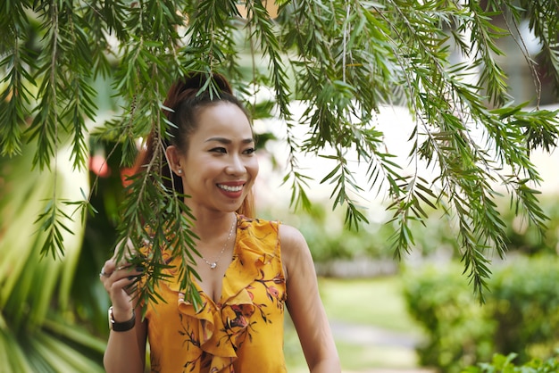 Mujer bonita, debajo, árbol