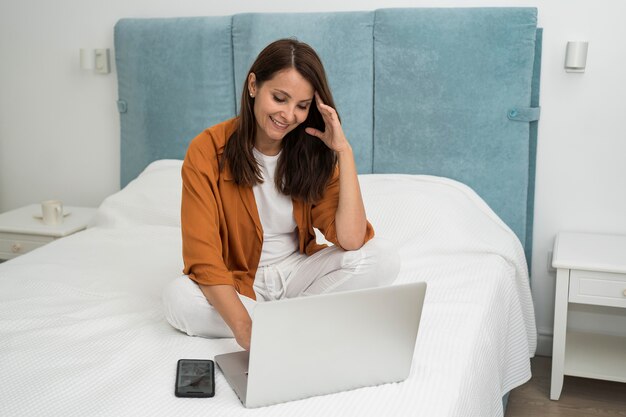 Mujer bonita disfrutando de trabajar en casa