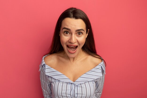 Foto gratuita mujer bonita emocionada mira al frente aislado en la pared rosa