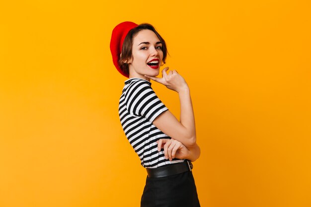 Mujer bonita emocionada posando en traje francés