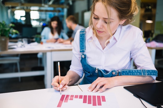 Foto gratuita mujer bonita escribiendo en tabla