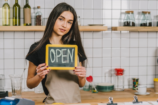 Foto gratuita mujer bonita con escritura abierta