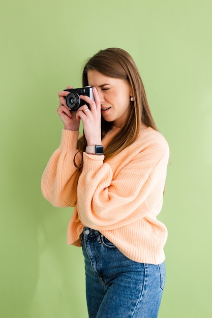 Mujer bonita europea con cámara de fotos en manos sonrisa positiva feliz