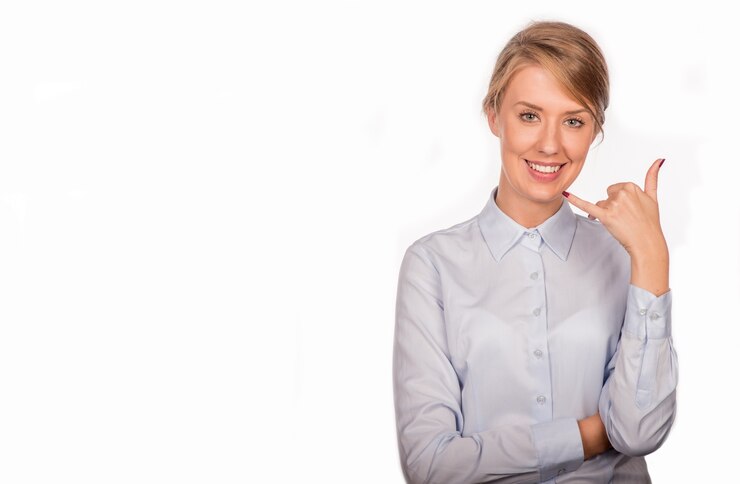Mujer bonita gesticular una llamada telefónica mientras te mira