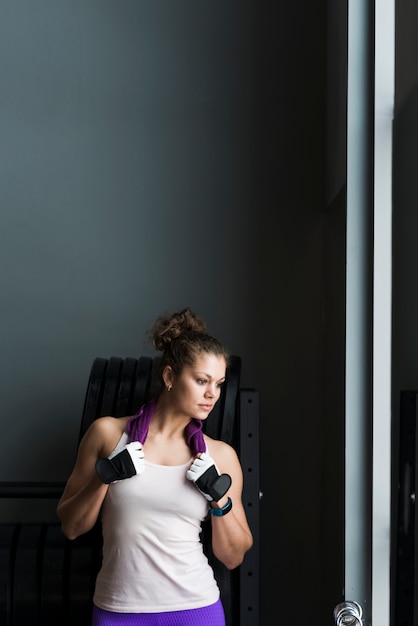 Mujer bonita en el gimnasio