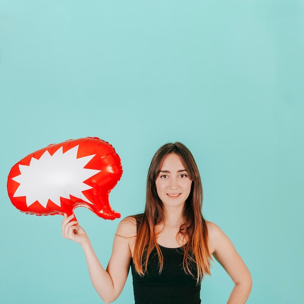 Foto gratuita mujer bonita con globo de discurso