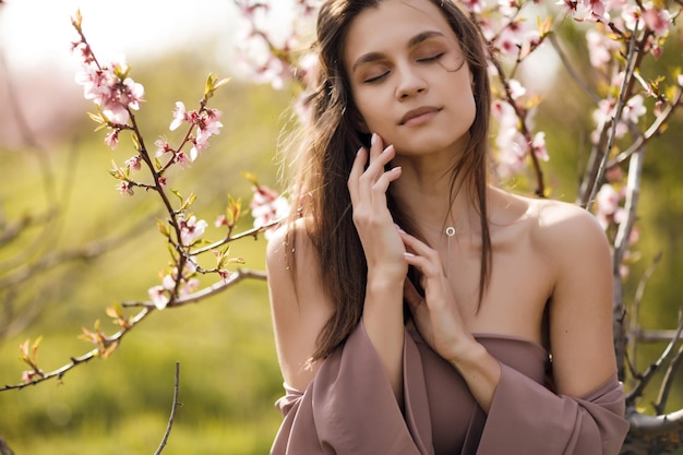 mujer bonita en un jardín floreciente