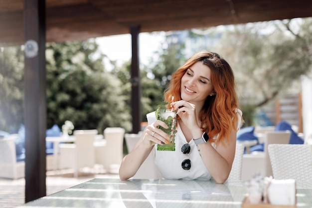 Mujer bonita joven al aire libre