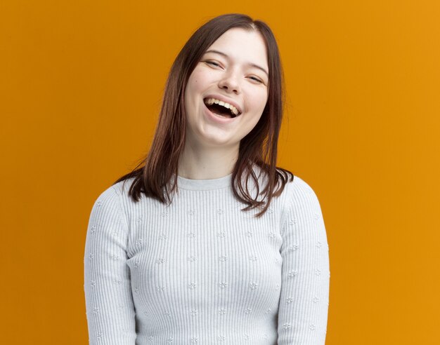 Mujer bonita joven alegre riendo