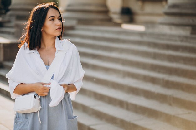 Mujer bonita joven por las escaleras