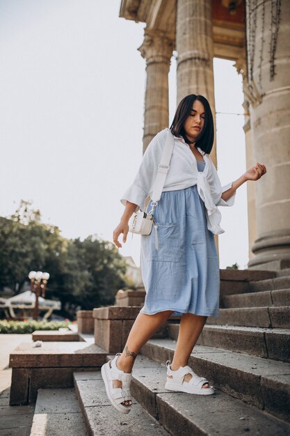 Mujer bonita joven por las escaleras