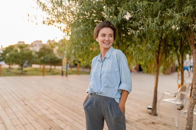 Mujer bonita joven en estilo casual de verano en la calle del parque moderno