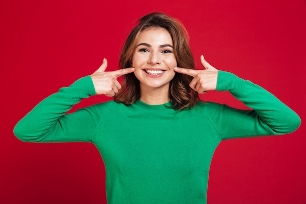 Mujer bonita joven feliz emocionada