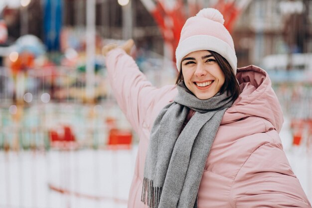 Mujer bonita joven en un parque de atracciones