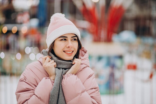 Mujer bonita joven en un parque de atracciones