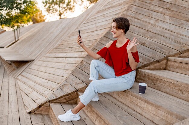 Mujer bonita joven pasándola bien en la calle moderna del parque