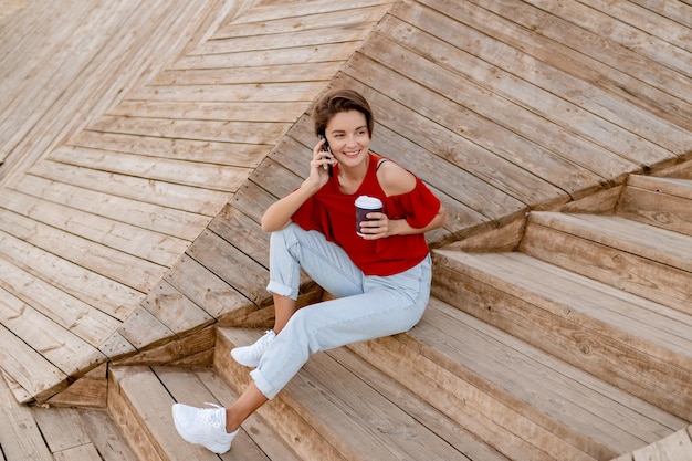 Mujer bonita joven pasándola bien en la calle moderna del parque