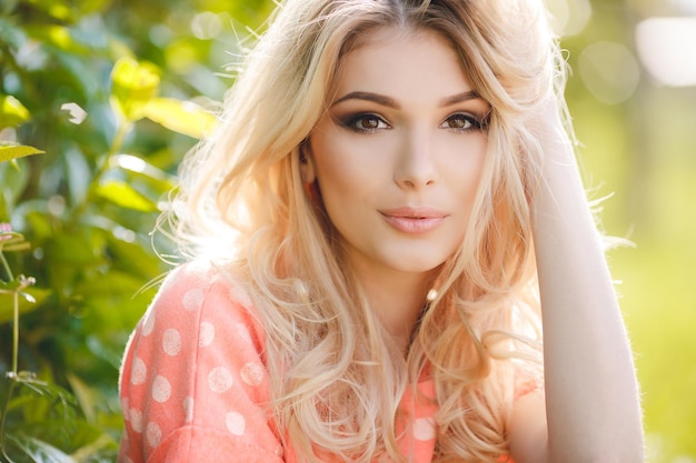 Mujer bonita joven sonriente al aire libre