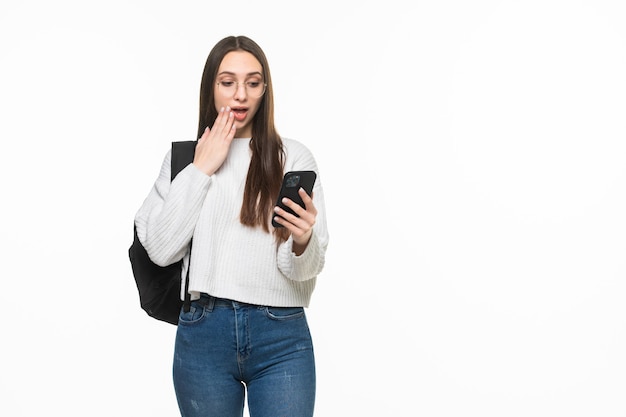 Mujer bonita joven con teléfono celular aislado en la pared blanca