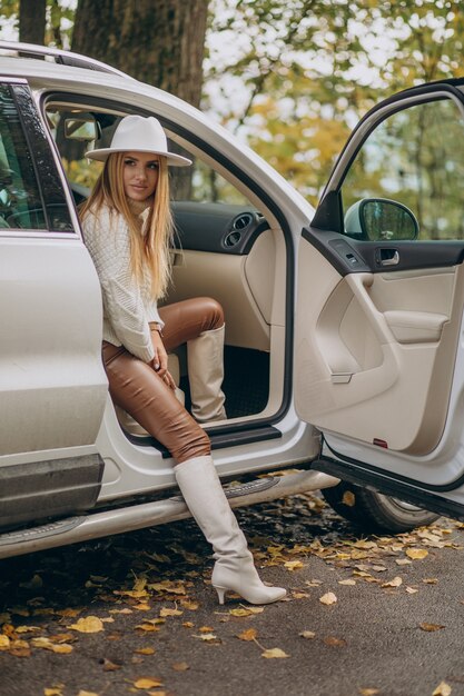 Mujer bonita joven viajando en coche