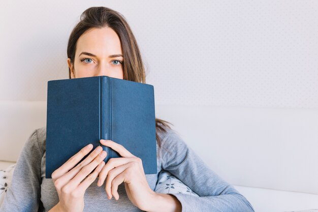 Mujer bonita y libro