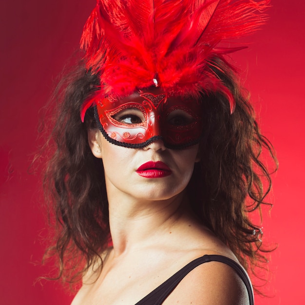 Mujer bonita en máscara de carnaval