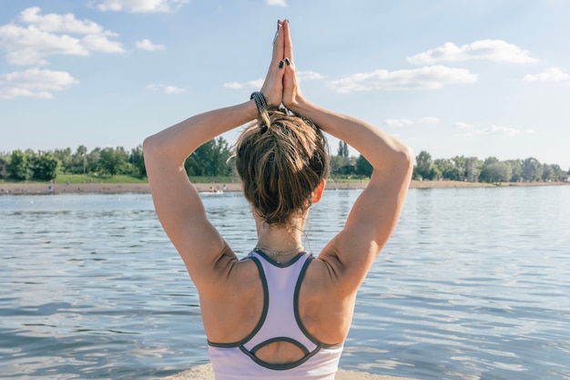 Foto gratuita mujer bonita meditando