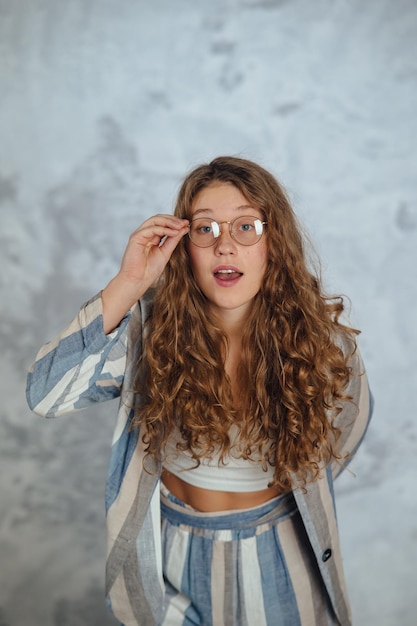 Mujer bonita mirando a la cámara Foto de estudio de una mujer hermosa