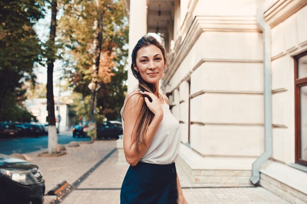 Mujer bonita de moda caminando por las calles de la ciudad vieja