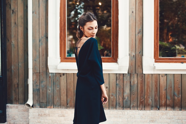 Mujer bonita de moda caminando por las calles de la ciudad vieja