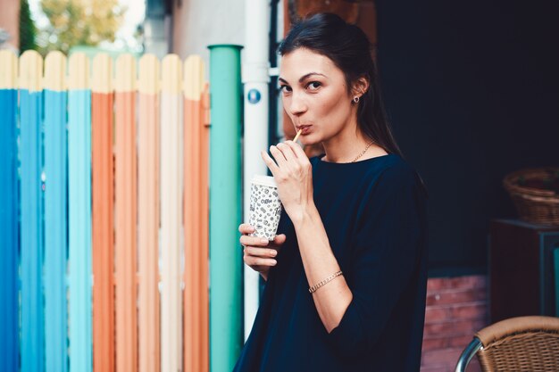 Mujer bonita de moda caminando por las calles de la ciudad vieja