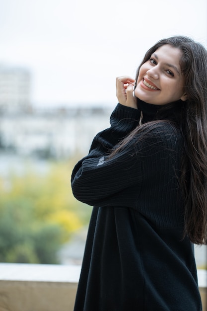 Mujer bonita morena sonriendo en la terraza