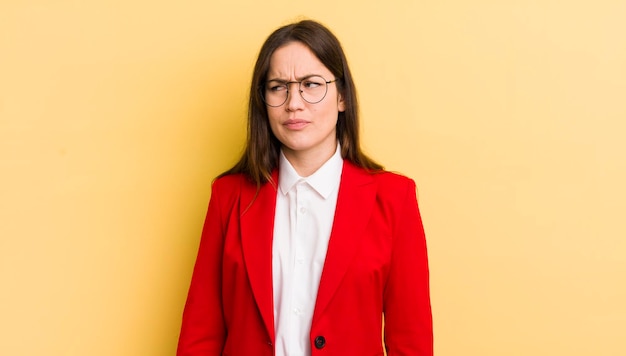 mujer bonita de negocios con chaqueta roja