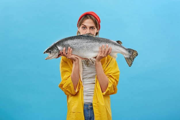 Foto gratuita mujer bonita con peces enormes