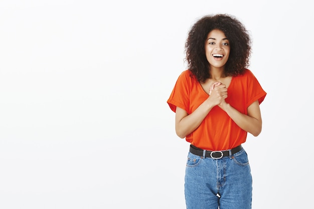 Mujer bonita con peinado afro posando en el estudio