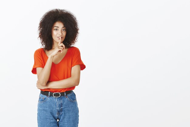 Mujer bonita con peinado afro posando en el estudio