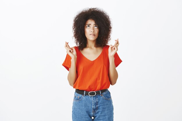 Mujer bonita con peinado afro posando en el estudio