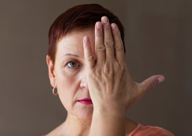 Mujer bonita con pelo corto cubriendo ojo