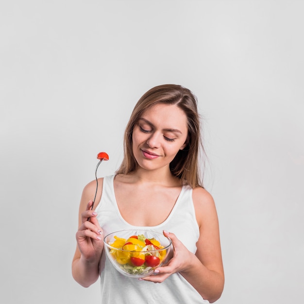 Foto gratuita mujer bonita con plato de ensalada y tenedor