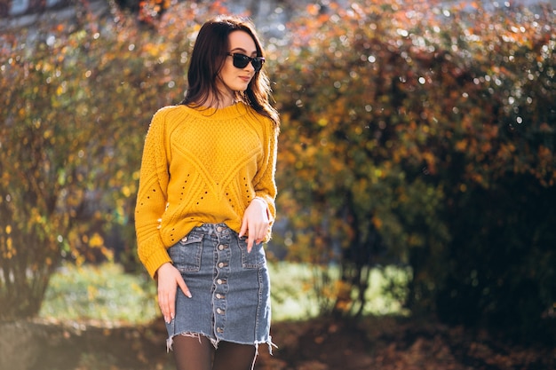 Mujer bonita posando en una calle de otoño