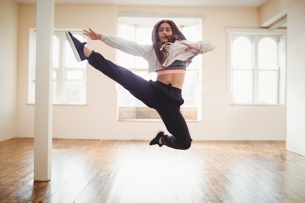 Mujer bonita practicando baile hip-hop