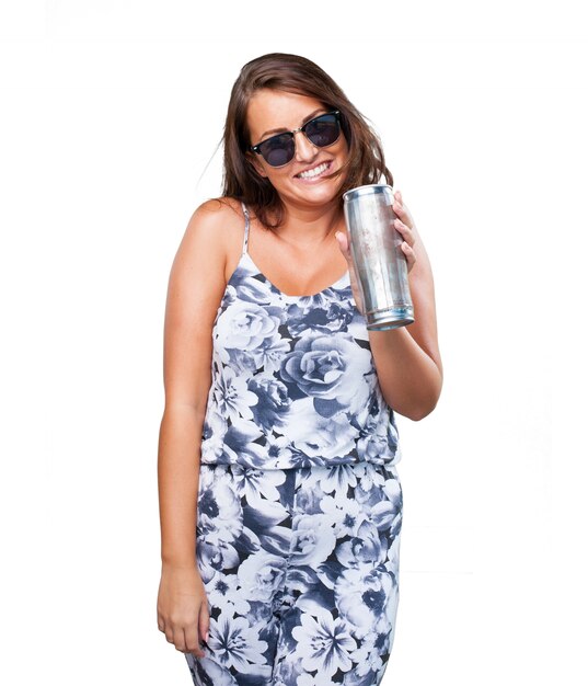 mujer bonita que bebe una cerveza