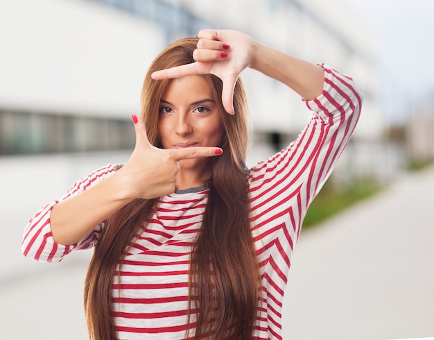 Mujer bonita que hace gesto de la foto