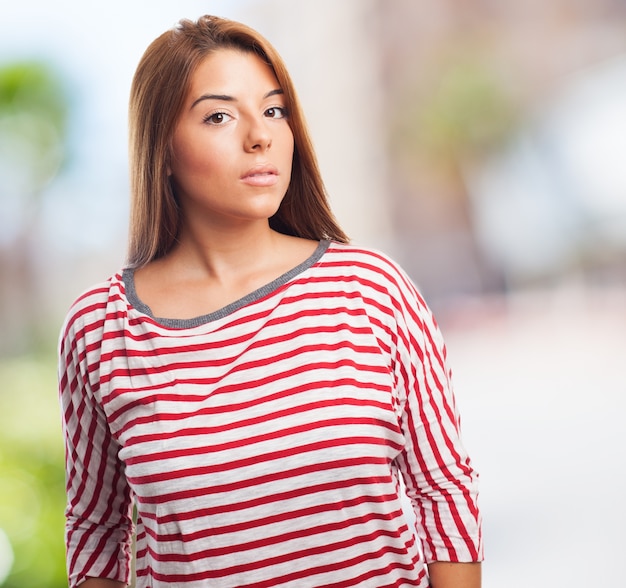 Mujer bonita que presenta