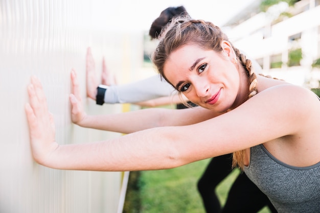 Mujer bonita realizando ejercicio