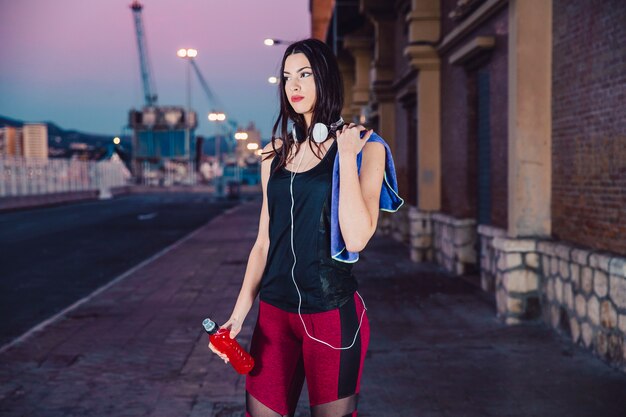 Mujer bonita en ropa deportiva en la calle